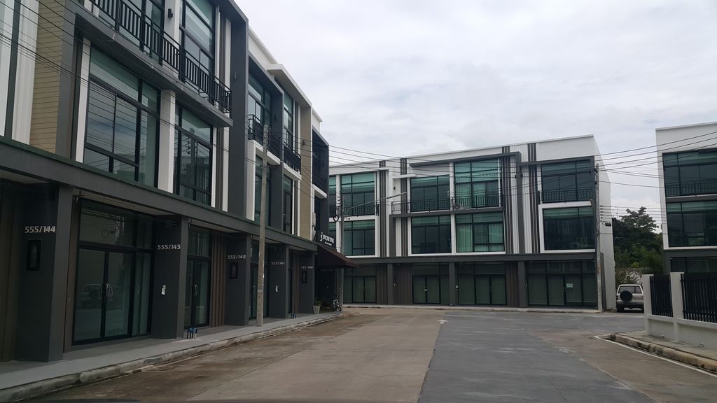 ภาพถนนตรงที่ Cross Cafe - Tonkla School ตั้งอยู่ ถ่ายโดย jrcarlsen พ.ศ. 2559 (2016) · A street-level view of where Cross Cafe - Tonkla School stands, by jrcarlsen in 2559 (2016)