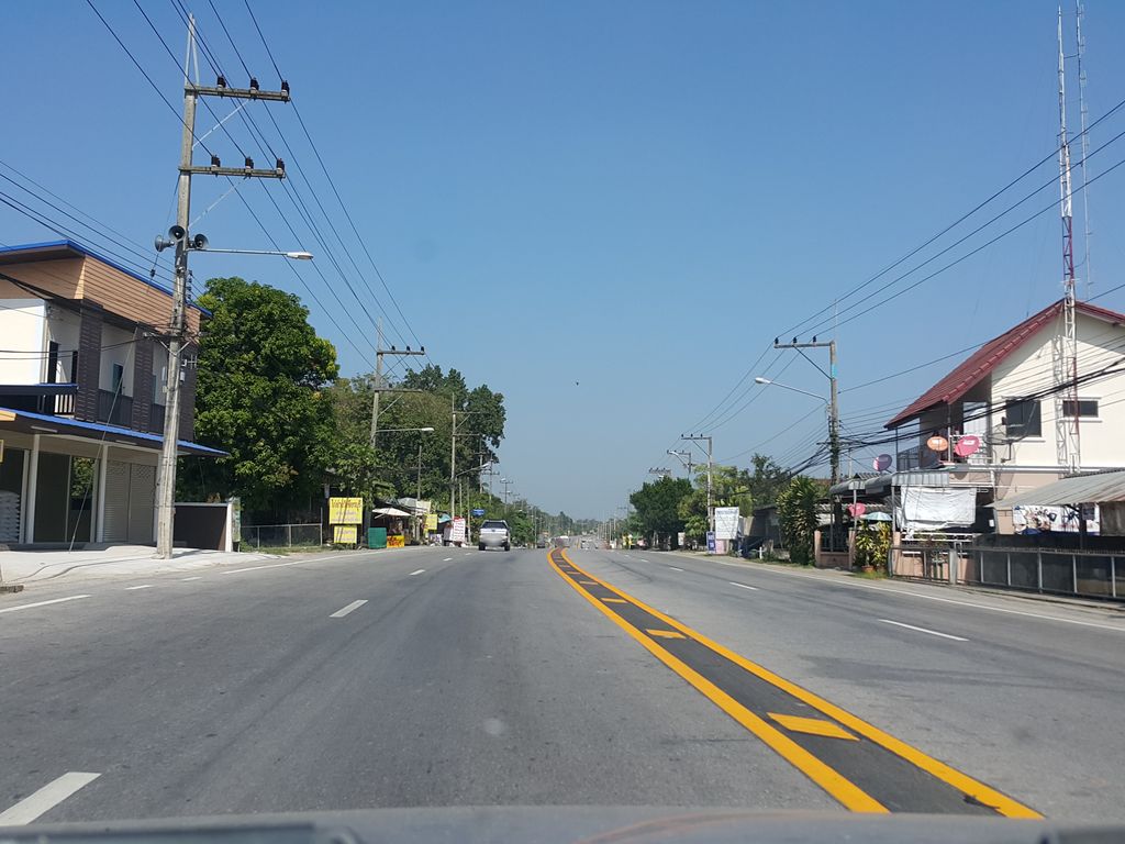 ภาพถนนตรงที่ ตลาดสดศิริพร ห้วยน้ำริน แม่ริม ตั้งอยู่ ถ่ายโดย jrcarlsen พ.ศ. 2557 (2014) · A street-level view of where ตลาดสดศิริพร ห้วยน้ำริน แม่ริม · Siripra Huai Nam Rin Mae Rim Fresh market stands, by jrcarlsen in 2557 (2014)