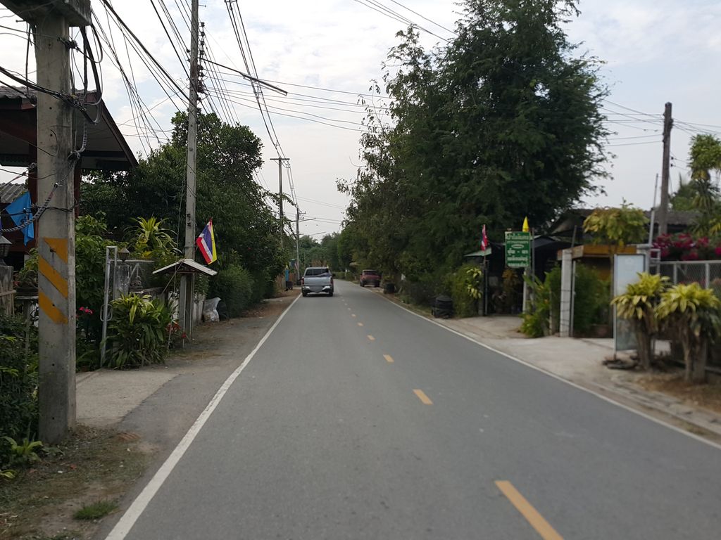 ภาพถนนตรงที่ สหายสุราป่าไม้แดง ตั้งอยู่ ถ่ายโดย jrcarlsen พ.ศ. 2558 (2015) · A street-level view of where สหายสุราป่าไม้แดง · Sahaisura Pa Mai Daeng stands, by jrcarlsen in 2558 (2015)