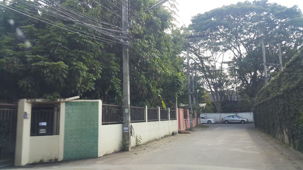 ภาพถนนตรงที่ Ama Apartment Wat Ket ตั้งอยู่ ถ่ายโดย jrcarlsen พ.ศ. 2559 (2016) · A street-level view of where Ama Apartment Wat Ket stands, by jrcarlsen in 2559 (2016)