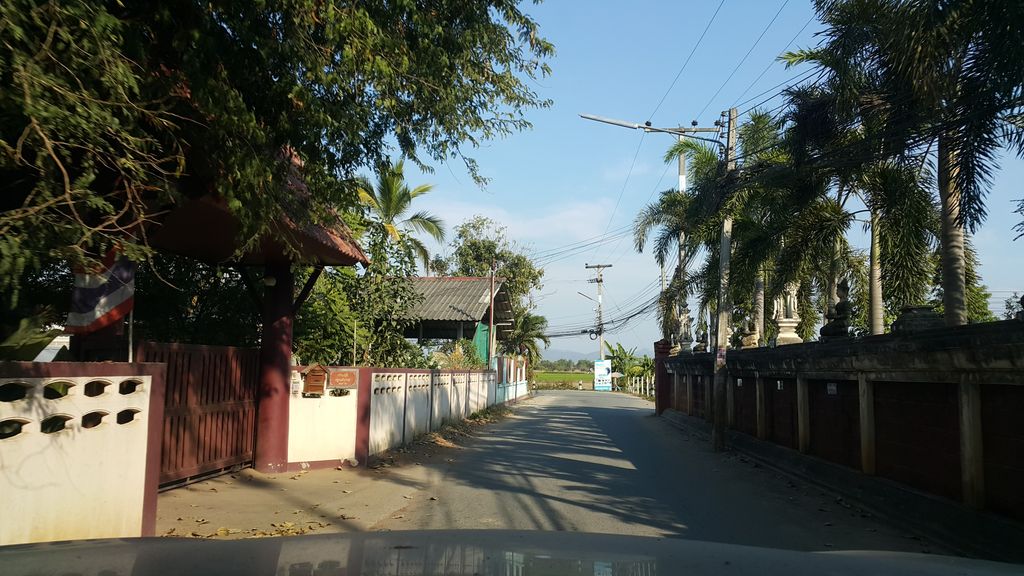 ภาพถนนตรงที่ วัดบ้านถ้ำ ตั้งอยู่ ถ่ายโดย jrcarlsen พ.ศ. 2560 (2017) · A street-level view of where วัดบ้านถ้ำ · Wat Ban Tham stands, by jrcarlsen in 2560 (2017)