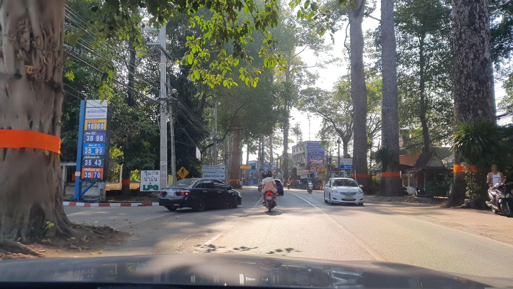 ภาพถนนตรงที่ หนองผึ้งเภสัช ตั้งอยู่ ถ่ายโดย jrcarlsen พ.ศ. 2566 (2023) · A street-level view of where หนองผึ้งเภสัช · Nong Phueng Phesat stands, by jrcarlsen in 2566 (2023)