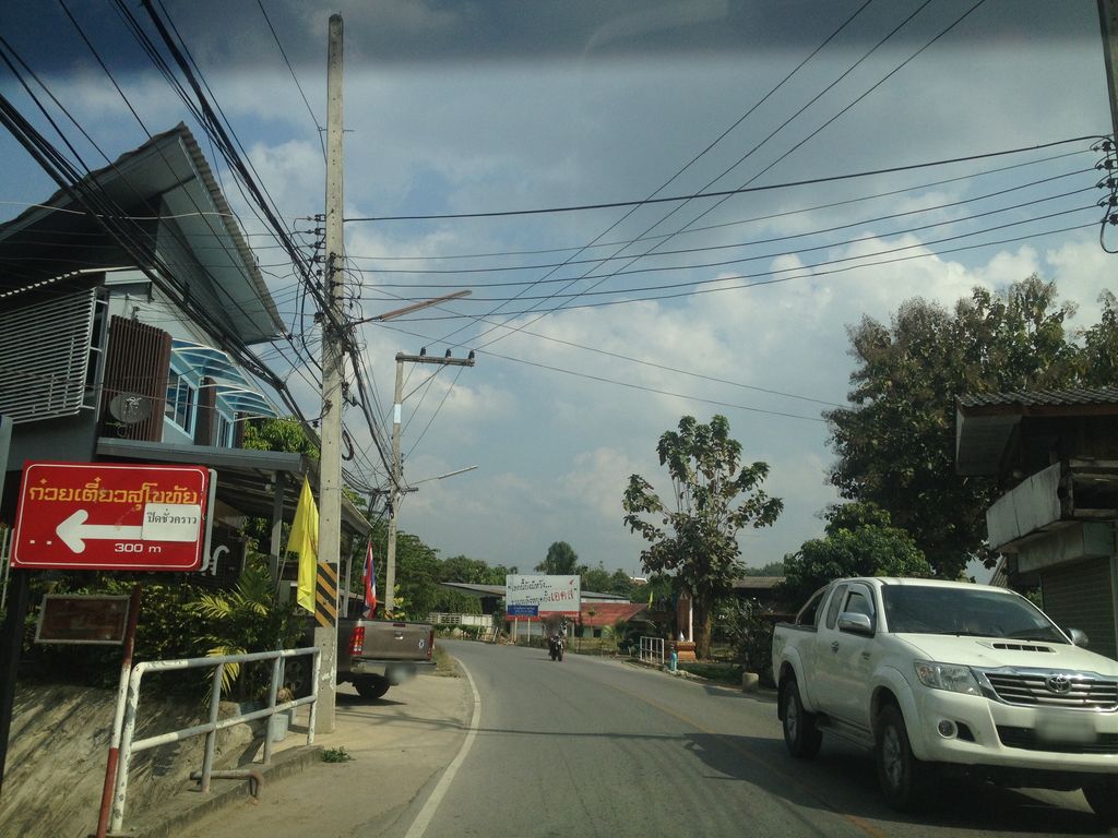 ภาพถนนตรงที่ C Cat แมว Cafe’ น้ำผลไม้ปั่นสด ตั้งอยู่ ถ่ายโดย jimwatana พ.ศ. 2558 (2015) · A street-level view of where C Cat แมว Cafe’ น้ำผลไม้ปั่นสด stands, by jimwatana in 2558 (2015)