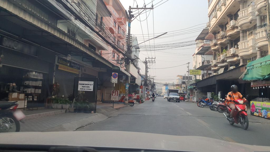 ภาพถนนตรงที่ เอ็นช็อป สันติธรรม ตั้งอยู่ ถ่ายโดย jrcarlsen พ.ศ. 2566 (2023) · A street-level view of where เอ็นช็อป สันติธรรม · Enchoop Santitham stands, by jrcarlsen in 2566 (2023)