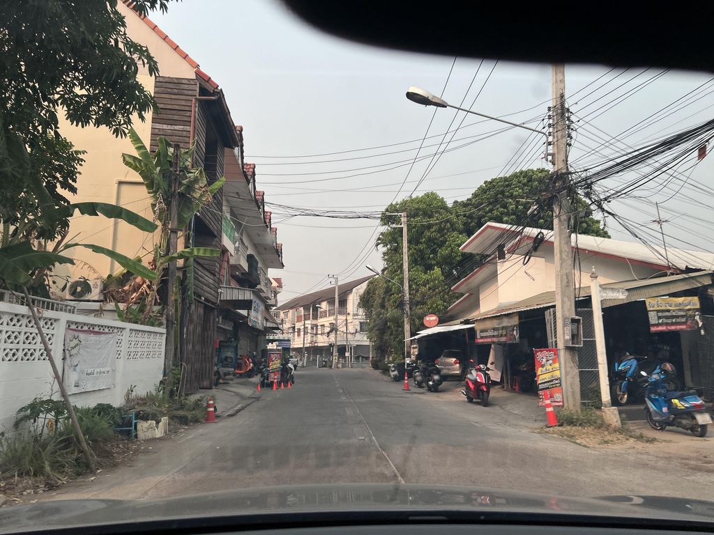ภาพถนนตรงที่ Thai Cottage Home Cookery School ตั้งอยู่ ถ่ายโดย lin_wang พ.ศ. 2567 (2024) · A street-level view of where Thai Cottage Home Cookery School stands, by lin_wang in 2567 (2024)