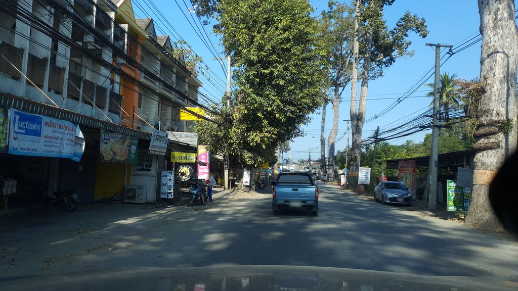 ภาพถนนตรงที่ โจ๊กกับแอน กาแฟสด ตั้งอยู่ ถ่ายโดย jrcarlsen พ.ศ. 2562 (2019) · A street-level view of where โจ๊กกับแอน กาแฟสด · Chokkapaen Kafaetda stands, by jrcarlsen in 2562 (2019)