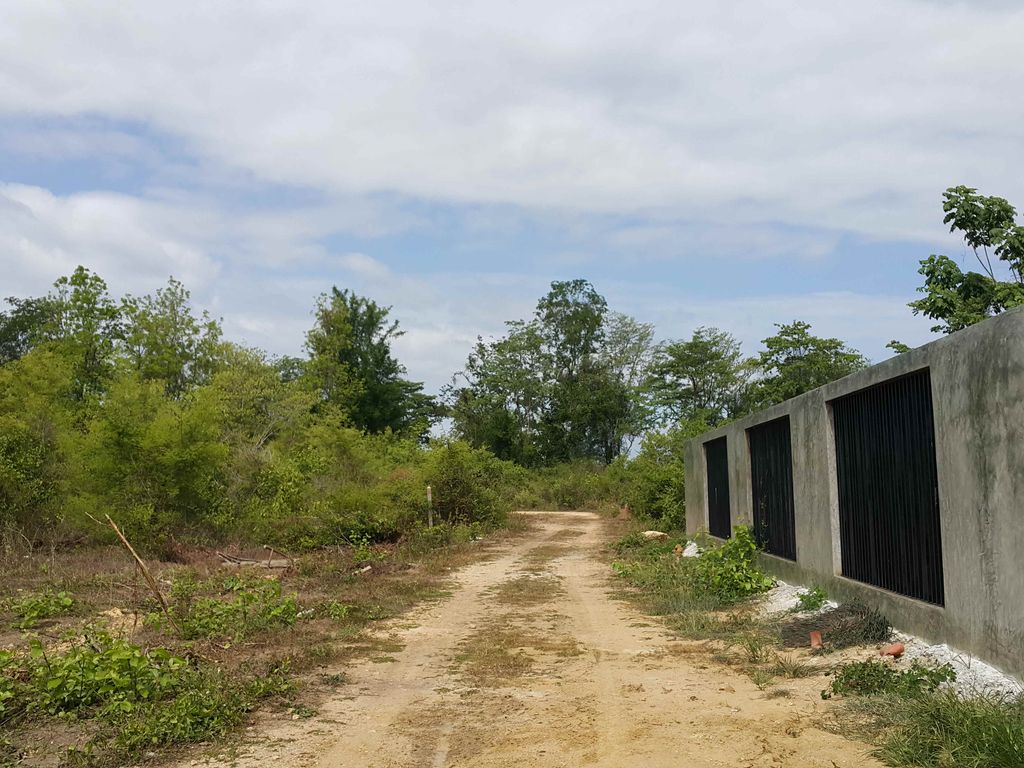 ภาพถนนตรงที่ ส้มตำปากจู๋ลึกลับ ตั้งอยู่ ถ่ายโดย jrcarlsen พ.ศ. 2558 (2015) · A street-level view of where ส้มตำปากจู๋ลึกลับ · Som Tampakchu Lueklap stands, by jrcarlsen in 2558 (2015)