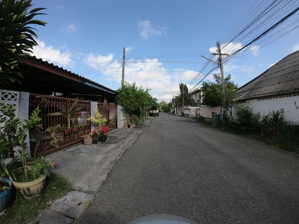 ภาพถนนตรงที่ GN Hair Studio ตั้งอยู่ ถ่ายโดย chanuwath_grab พ.ศ. 2562 (2019) · A street-level view of where GN Hair Studio stands, by chanuwath_grab in 2562 (2019)