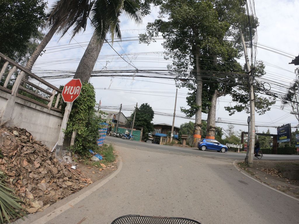 ภาพถนนตรงที่ ต.ทรัพย์สมบูรณ์ ตั้งอยู่ ถ่ายโดย chanuwath_grab พ.ศ. 2562 (2019) · A street-level view of where ต.ทรัพย์สมบูรณ์ · Ta.sap Sombun stands, by chanuwath_grab in 2562 (2019)