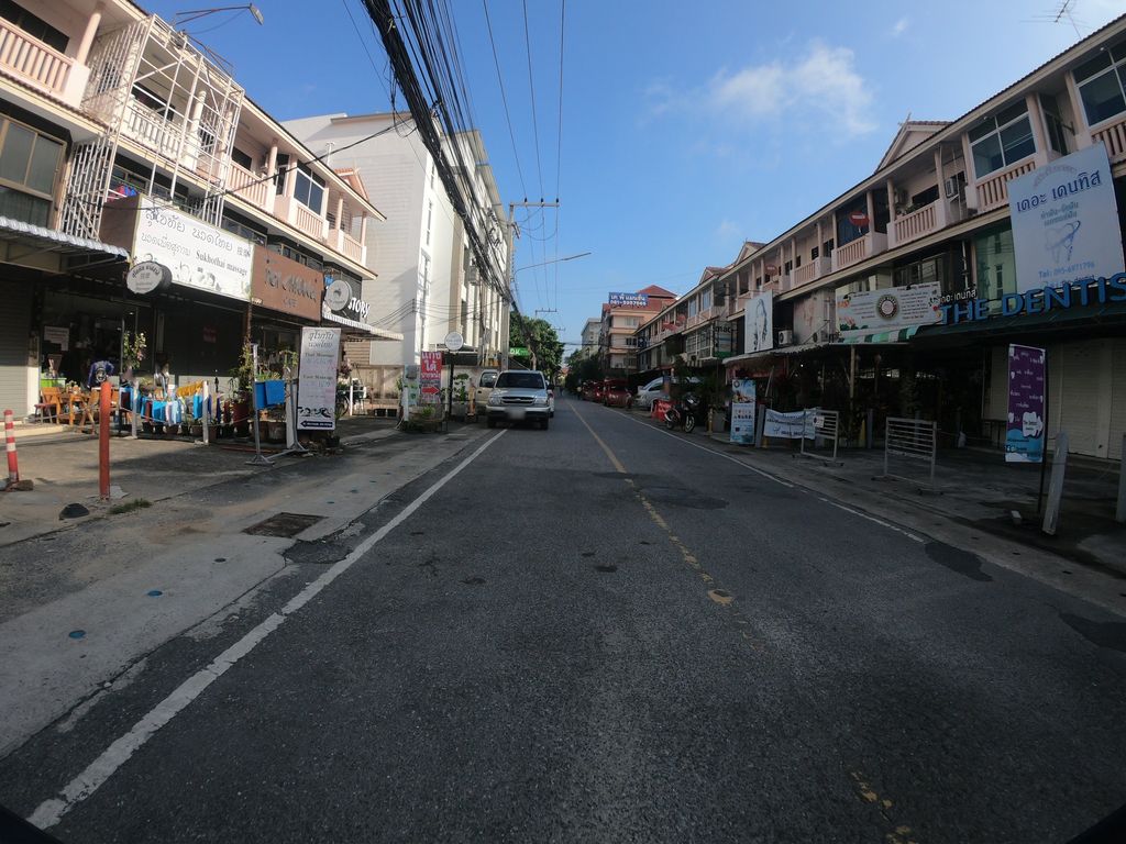 ภาพถนนตรงที่ สุโขทัย นวดไทย ตั้งอยู่ ถ่ายโดย chanuwath_grab พ.ศ. 2562 (2019) · A street-level view of where สุโขทัย นวดไทย · Sukhothai Nuatthai stands, by chanuwath_grab in 2562 (2019)