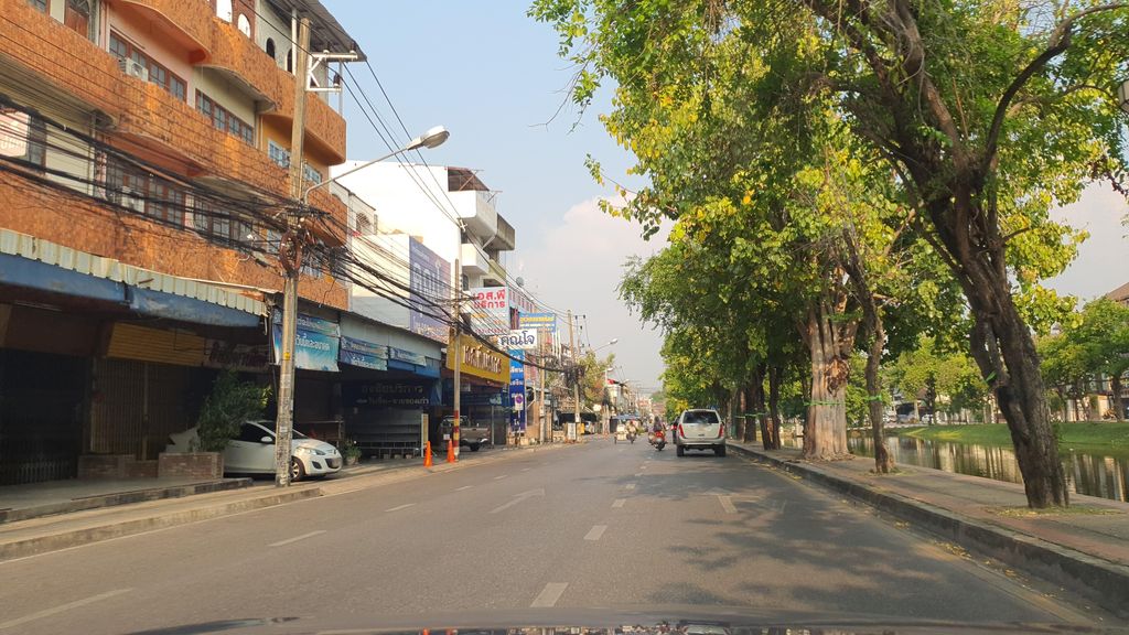 ภาพถนนตรงที่ Sri Chiang Yeun House ตั้งอยู่ ถ่ายโดย jrcarlsen พ.ศ. 2565 (2022) · A street-level view of where Sri Chiang Yeun House stands, by jrcarlsen in 2565 (2022)