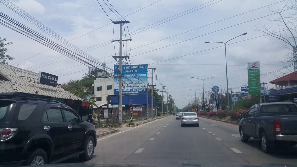 ภาพถนนตรงที่ วัวหัน รวมโชค ตั้งอยู่ ถ่ายโดย jrcarlsen พ.ศ. 2561 (2018) · A street-level view of where วัวหัน รวมโชค · Wuahan Ruamchok stands, by jrcarlsen in 2561 (2018)