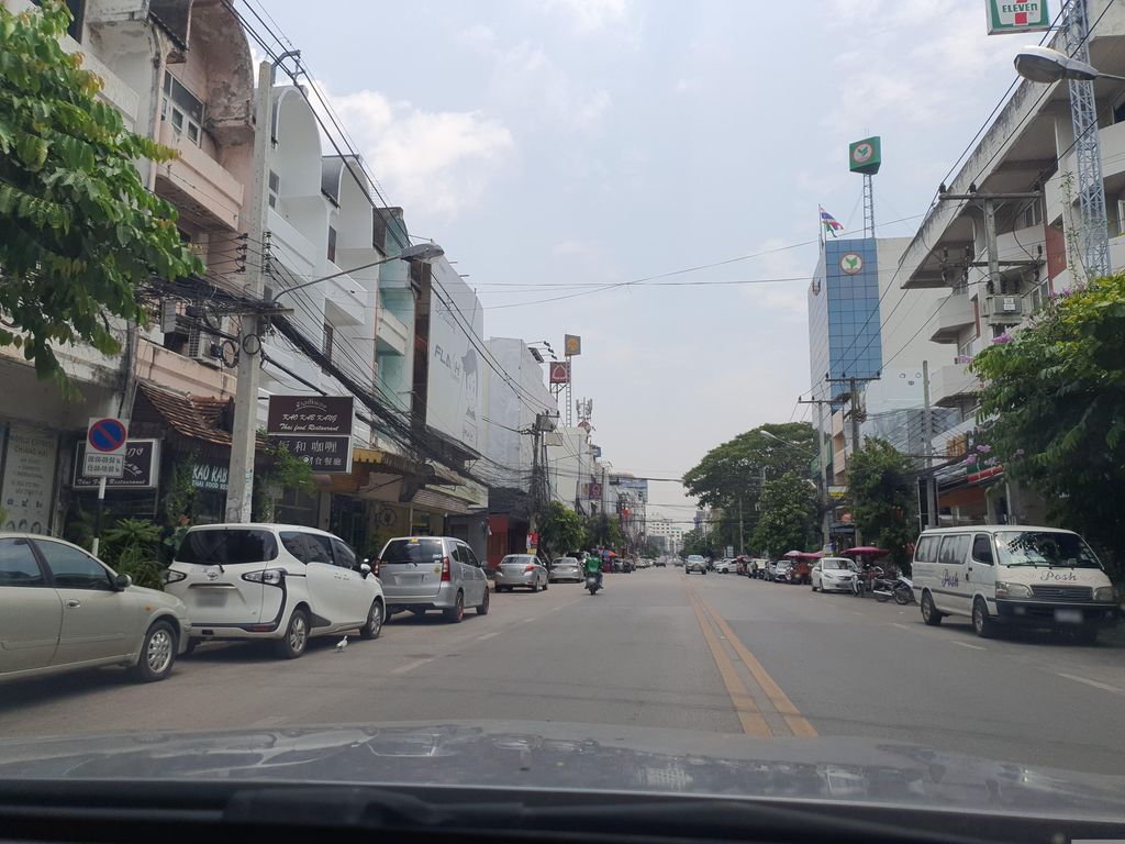 ภาพถนนตรงที่ Chabad of Chiang Mai ตั้งอยู่ ถ่ายโดย jrcarlsen พ.ศ. 2566 (2023) · A street-level view of where Chabad of Chiang Mai stands, by jrcarlsen in 2566 (2023)