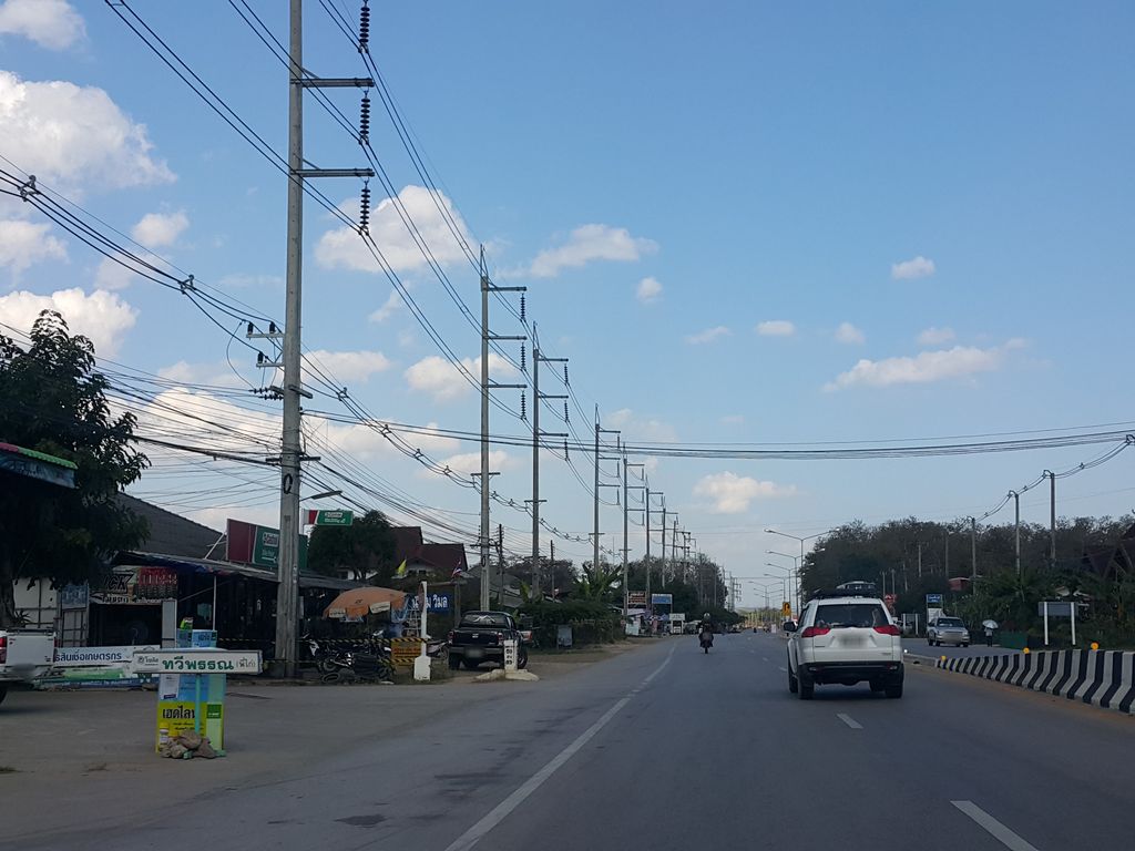 ภาพถนนตรงที่ 7-Eleven ตั้งอยู่ ถ่ายโดย jrcarlsen พ.ศ. 2558 (2015) · A street-level view of where 7-Eleven stands, by jrcarlsen in 2558 (2015)