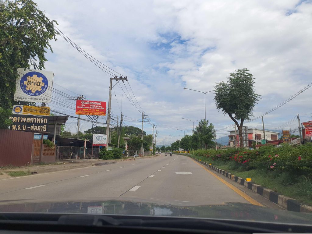 ภาพถนนตรงที่ โฮงกะหล่ำ คาเฟ่ ตั้งอยู่ ถ่ายโดย jrcarlsen พ.ศ. 2566 (2023) · A street-level view of where โฮงกะหล่ำ คาเฟ่ · Hongkalam Café stands, by jrcarlsen in 2566 (2023)