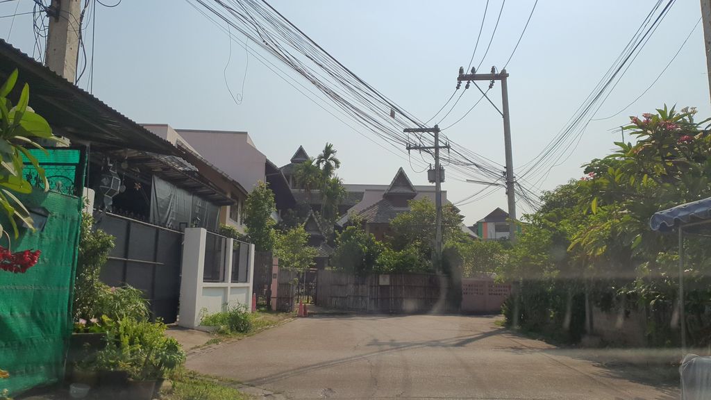ภาพถนนตรงที่ Cocktail Car ตั้งอยู่ ถ่ายโดย jrcarlsen พ.ศ. 2565 (2022) · A street-level view of where Cocktail Car stands, by jrcarlsen in 2565 (2022)