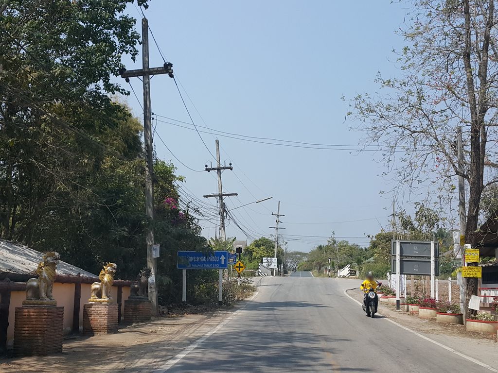 ภาพถนนตรงที่ วัดอารามสันติสุข ตั้งอยู่ ถ่ายโดย jrcarlsen พ.ศ. 2559 (2016) · A street-level view of where วัดอารามสันติสุข · Wat Aram Santisuk stands, by jrcarlsen in 2559 (2016)