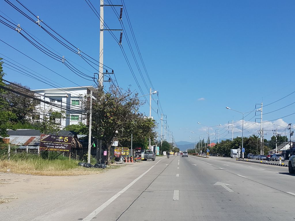 ภาพถนนตรงที่ คลินิกทันตกรรมศลิษา ตั้งอยู่ ถ่ายโดย jrcarlsen พ.ศ. 2558 (2015) · A street-level view of where คลินิกทันตกรรมศลิษา · Thantakrarom Salisa Clinic stands, by jrcarlsen in 2558 (2015)