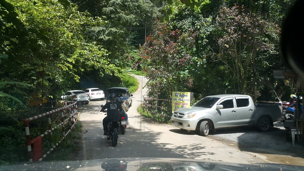 ภาพถนนตรงที่ ครัวตาเทน ตั้งอยู่ ถ่ายโดย jrcarlsen พ.ศ. 2561 (2018) · A street-level view of where ครัวตาเทน · Khruatathen stands, by jrcarlsen in 2561 (2018)
