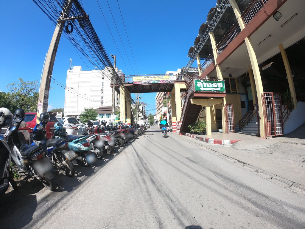 ภาพถนนตรงที่ RELAX BAR ตั้งอยู่ ถ่ายโดย chanuwath_grab พ.ศ. 2562 (2019) · A street-level view of where RELAX BAR stands, by chanuwath_grab in 2562 (2019)