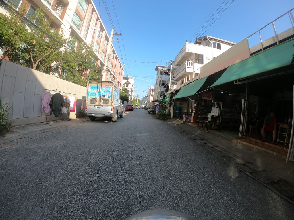 ภาพถนนตรงที่ Red Panda Hostel ตั้งอยู่ ถ่ายโดย chanuwath_grab พ.ศ. 2562 (2019) · A street-level view of where Red Panda Hostel stands, by chanuwath_grab in 2562 (2019)