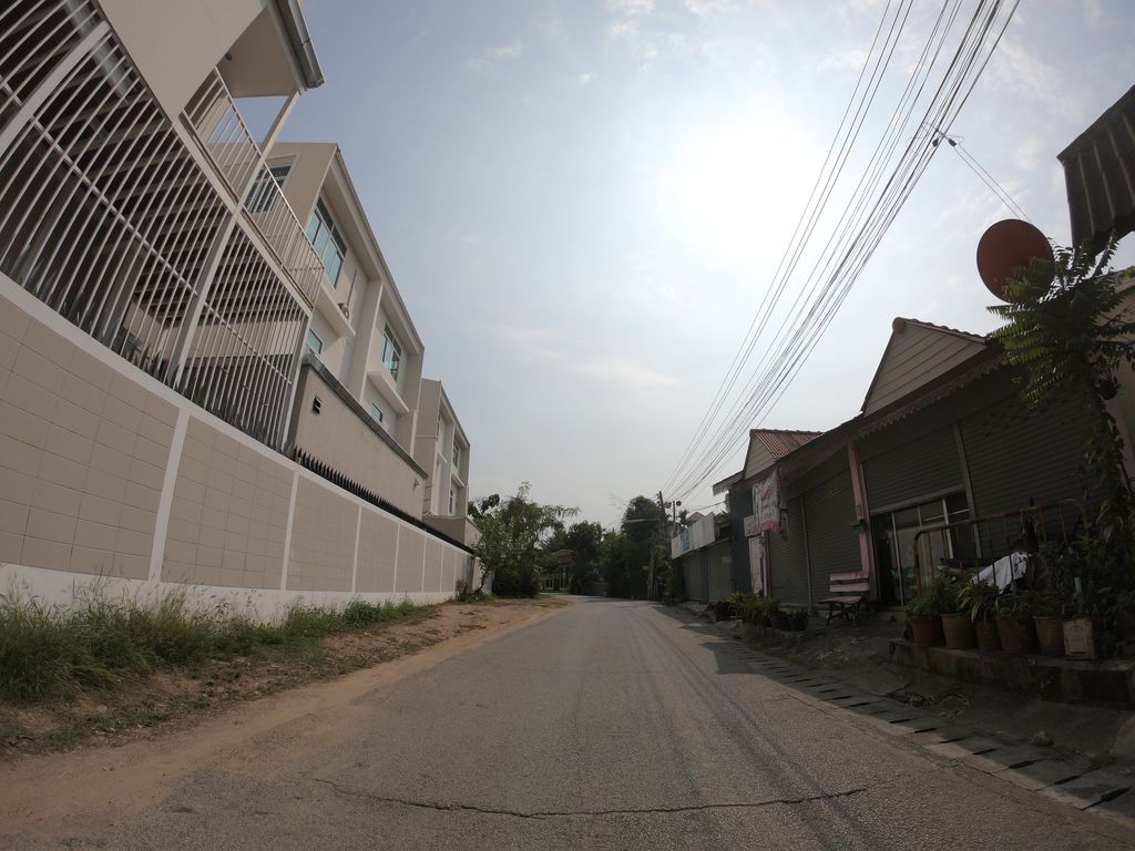 ภาพถนนตรงที่ CHAMPOO hair studio ตั้งอยู่ ถ่ายโดย chanuwath_grab พ.ศ. 2562 (2019) · A street-level view of where CHAMPOO hair studio stands, by chanuwath_grab in 2562 (2019)