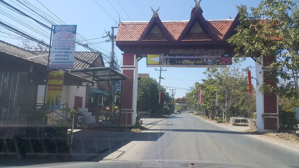 ภาพถนนตรงที่ The sun กาแฟโบราณถุงกระดาษ สาขาบ้านถวาย ตั้งอยู่ ถ่ายโดย jrcarlsen พ.ศ. 2562 (2019) · A street-level view of where The sun กาแฟโบราณถุงกระดาษ สาขาบ้านถวาย stands, by jrcarlsen in 2562 (2019)