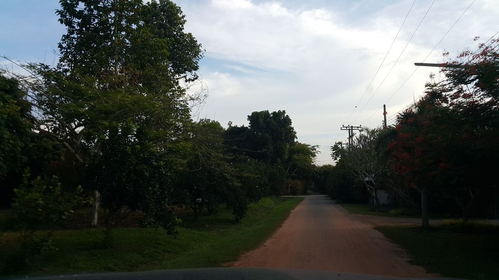 ภาพถนนตรงที่ Mae Jo Golf Resort and Spa ตั้งอยู่ ถ่ายโดย jrcarlsen พ.ศ. 2559 (2016) · A street-level view of where Mae Jo Golf Resort and Spa stands, by jrcarlsen in 2559 (2016)