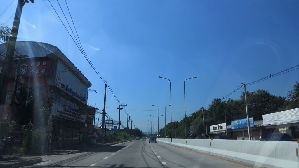 ภาพถนนตรงที่ ร้านผักเขียว LUIPU Restaurant ตั้งอยู่ ถ่ายโดย charlesano พ.ศ. 2561 (2018) · A street-level view of where ร้านผักเขียว LUIPU Restaurant stands, by charlesano in 2561 (2018)