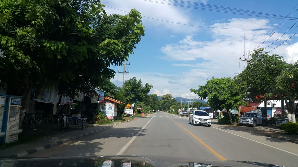 ภาพถนนตรงที่ Phai Pizza Homemade ตั้งอยู่ ถ่ายโดย jrcarlsen พ.ศ. 2560 (2017) · A street-level view of where Phai Pizza Homemade stands, by jrcarlsen in 2560 (2017)