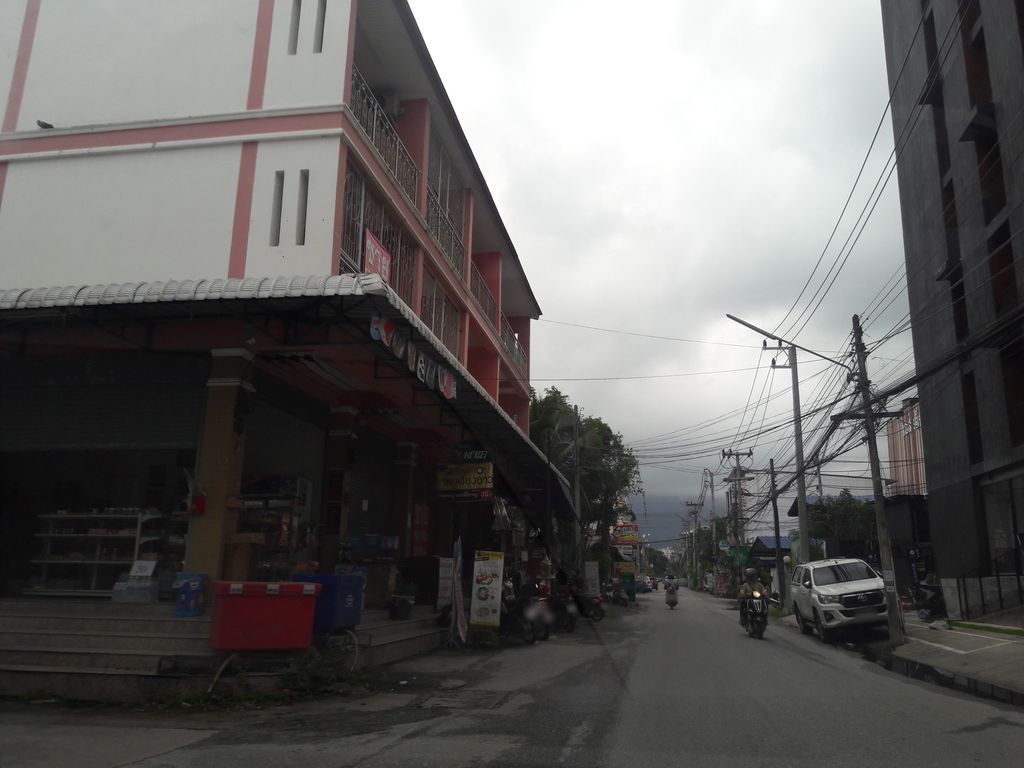 ภาพถนนตรงที่ PK Tattoo & Piercing ตั้งอยู่ ถ่ายโดย superbate พ.ศ. 2561 (2018) · A street-level view of where PK Tattoo & Piercing stands, by superbate in 2561 (2018)