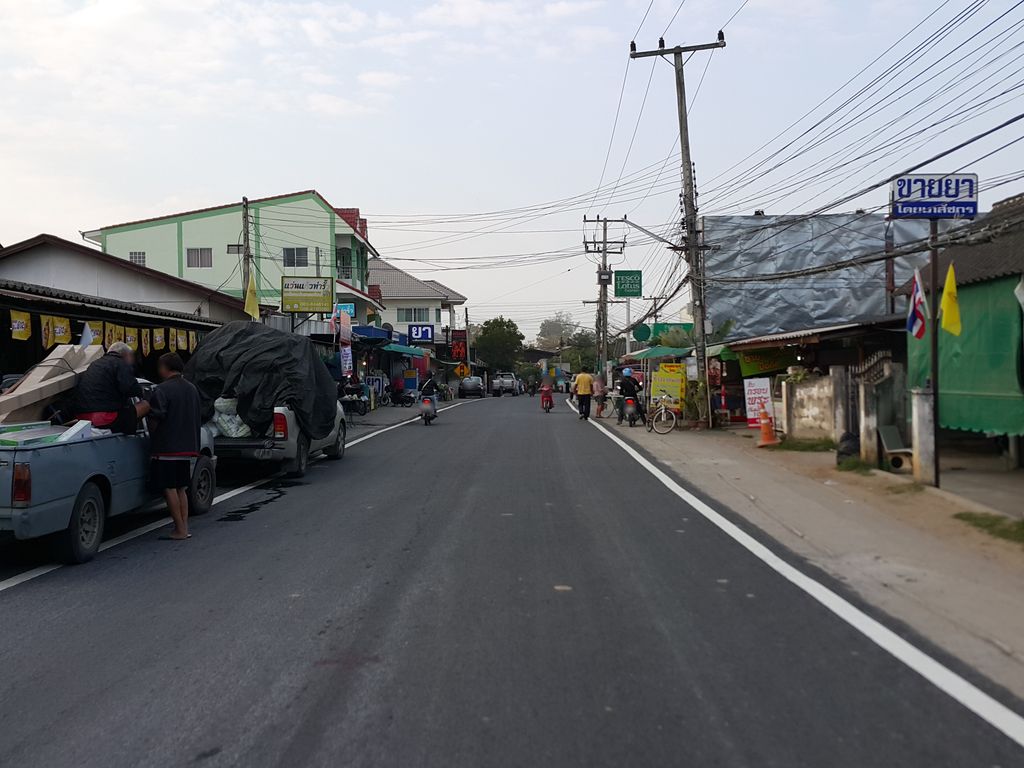 ภาพถนนตรงที่ สุจริตการค้า ตั้งอยู่ ถ่ายโดย jrcarlsen พ.ศ. 2558 (2015) · A street-level view of where สุจริตการค้า · Sutritkankha stands, by jrcarlsen in 2558 (2015)