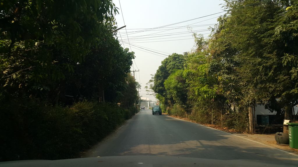 ภาพถนนตรงที่ ลาบร้อนล้าน สาขา 3 ตั้งอยู่ ถ่ายโดย jrcarlsen พ.ศ. 2560 (2017) · A street-level view of where ลาบร้อนล้าน สาขา 3 · Lapronlan Sakha 3 stands, by jrcarlsen in 2560 (2017)