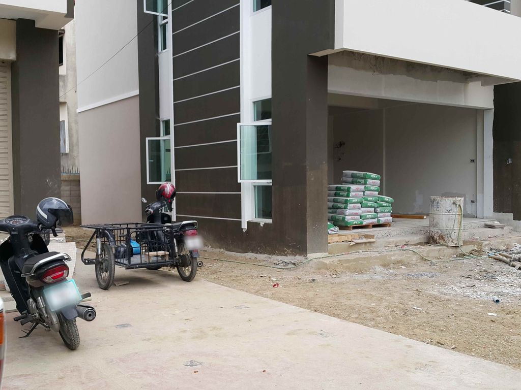 ภาพถนนตรงที่ ขาหมูเยอรมัน ตั้งอยู่ ถ่ายโดย jrcarlsen พ.ศ. 2558 (2015) · A street-level view of where ขาหมูเยอรมัน · Khamuyoenman stands, by jrcarlsen in 2558 (2015)