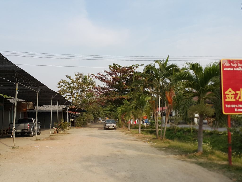 ภาพถนนตรงที่ ศูนย์หัตถกรรมล้านนาริมคลอง ตั้งอยู่ ถ่ายโดย jrcarlsen พ.ศ. 2558 (2015) · A street-level view of where ศูนย์หัตถกรรมล้านนาริมคลอง · Hatthakrarom Lanna Rimkhalong Centre stands, by jrcarlsen in 2558 (2015)