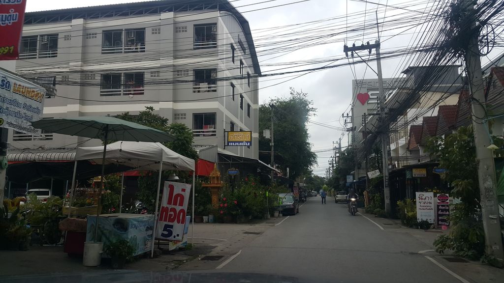 ภาพถนนตรงที่ แต่งกบาล ตั้งอยู่ ถ่ายโดย jrcarlsen พ.ศ. 2560 (2017) · A street-level view of where แต่งกบาล · Taengkaban stands, by jrcarlsen in 2560 (2017)