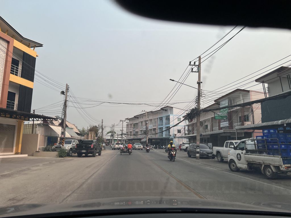 ภาพถนนตรงที่ ข้าวแกงแปดริ้วกาดขะจาว ตั้งอยู่ ถ่ายโดย lin_wang พ.ศ. 2567 (2024) · A street-level view of where ข้าวแกงแปดริ้วกาดขะจาว · Khaokaeng Paet Rio Kat Khachao stands, by lin_wang in 2567 (2024)