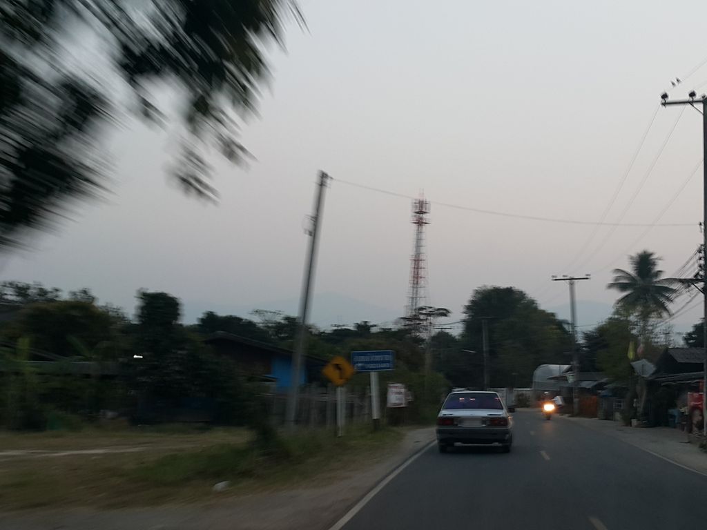 ภาพถนนตรงที่ ตามสั่งในฝัน ตั้งอยู่ ถ่ายโดย jrcarlsen พ.ศ. 2559 (2016) · A street-level view of where ตามสั่งในฝัน · Tamsangnaifan stands, by jrcarlsen in 2559 (2016)
