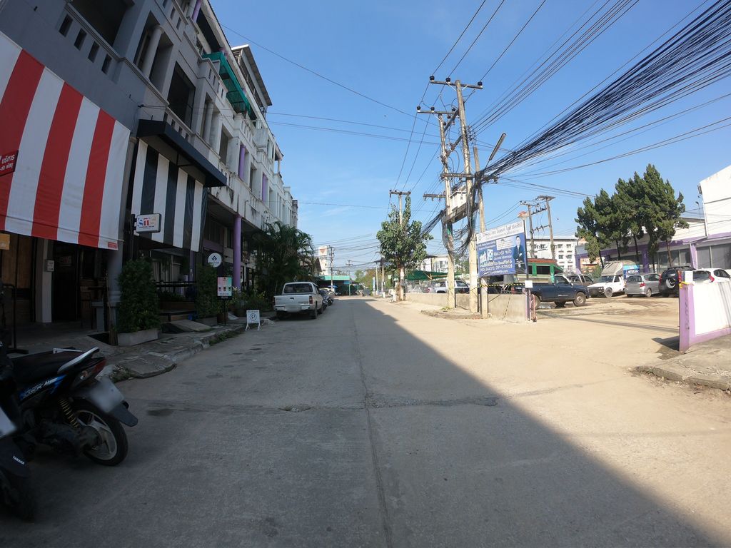 ภาพถนนตรงที่ หอมกาแฟ Goodlife ตั้งอยู่ ถ่ายโดย chanuwath_grab พ.ศ. 2562 (2019) · A street-level view of where หอมกาแฟ Goodlife stands, by chanuwath_grab in 2562 (2019)