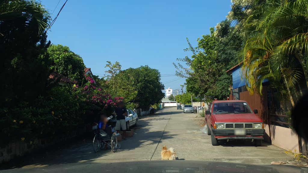 ภาพถนนตรงที่ ตามิสาไหมไทย Tamisa Thaisilk ตั้งอยู่ ถ่ายโดย jrcarlsen พ.ศ. 2562 (2019) · A street-level view of where ตามิสาไหมไทย Tamisa Thaisilk stands, by jrcarlsen in 2562 (2019)