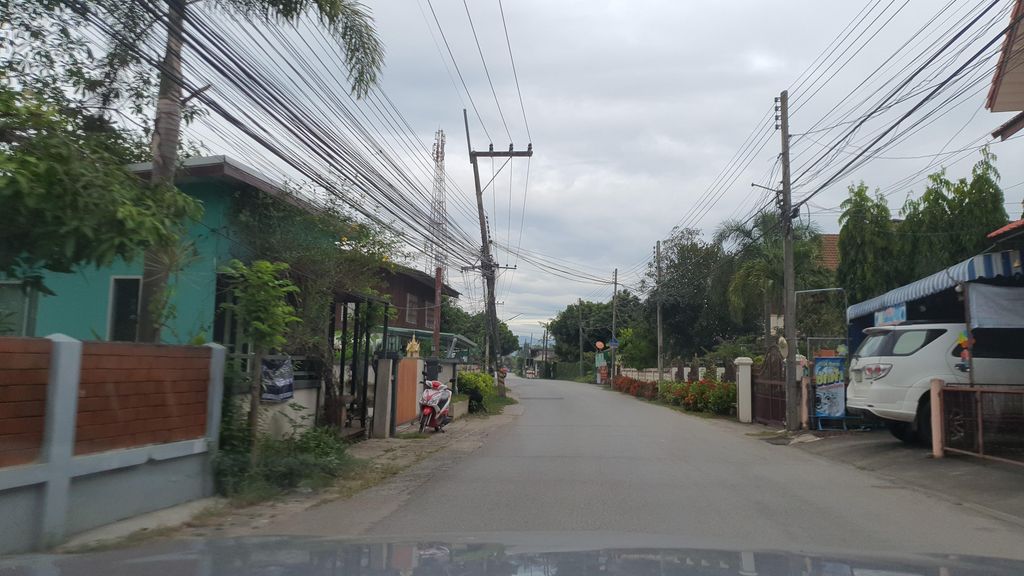 ภาพถนนตรงที่ ซาลาเปา ทับหลี ตั้งอยู่ ถ่ายโดย jrcarlsen พ.ศ. 2564 (2021) · A street-level view of where ซาลาเปา ทับหลี · Salapao Thapli stands, by jrcarlsen in 2564 (2021)