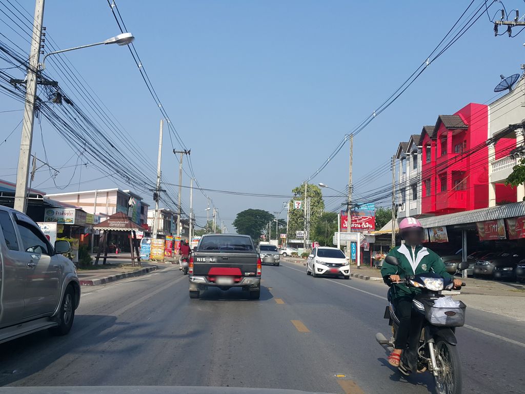 ภาพถนนตรงที่ เงินติดล้อ สาขา สันกลางเหนือ ตั้งอยู่ ถ่ายโดย jrcarlsen พ.ศ. 2558 (2015) · A street-level view of where เงินติดล้อ สาขา สันกลางเหนือ · Ngoen Tit Lo Sakha San Klang Nuea stands, by jrcarlsen in 2558 (2015)