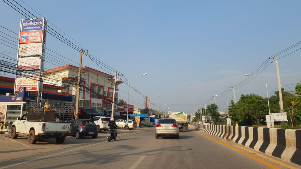ภาพถนนตรงที่ Daily in cafe Maewang Chiangmai ตั้งอยู่ ถ่ายโดย jrcarlsen พ.ศ. 2565 (2022) · A street-level view of where Daily in cafe Maewang Chiangmai stands, by jrcarlsen in 2565 (2022)