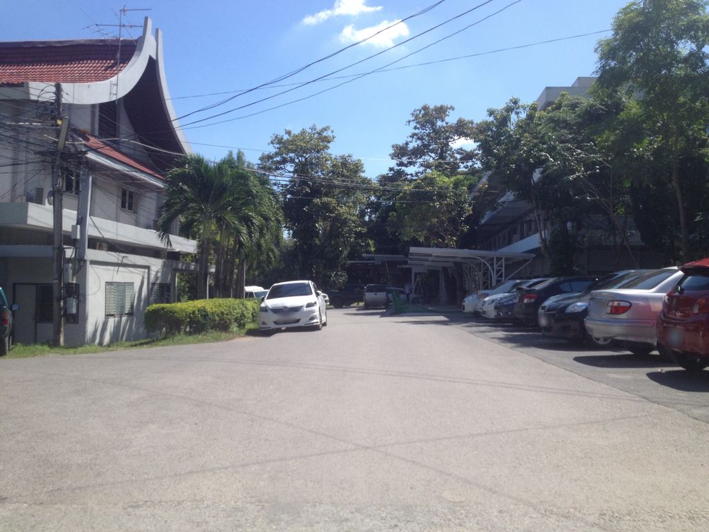 ภาพถนนตรงที่ สำนักงานการปฏิรูปที่ดินจังหวัดเชียงใหม่ Agricultural Land Reform Office ตั้งอยู่ ถ่ายโดย jimwatana พ.ศ. 2558 (2015) · A street-level view of where สำนักงานการปฏิรูปที่ดินจังหวัดเชียงใหม่ Agricultural Land Reform Office stands, by jimwatana in 2558 (2015)