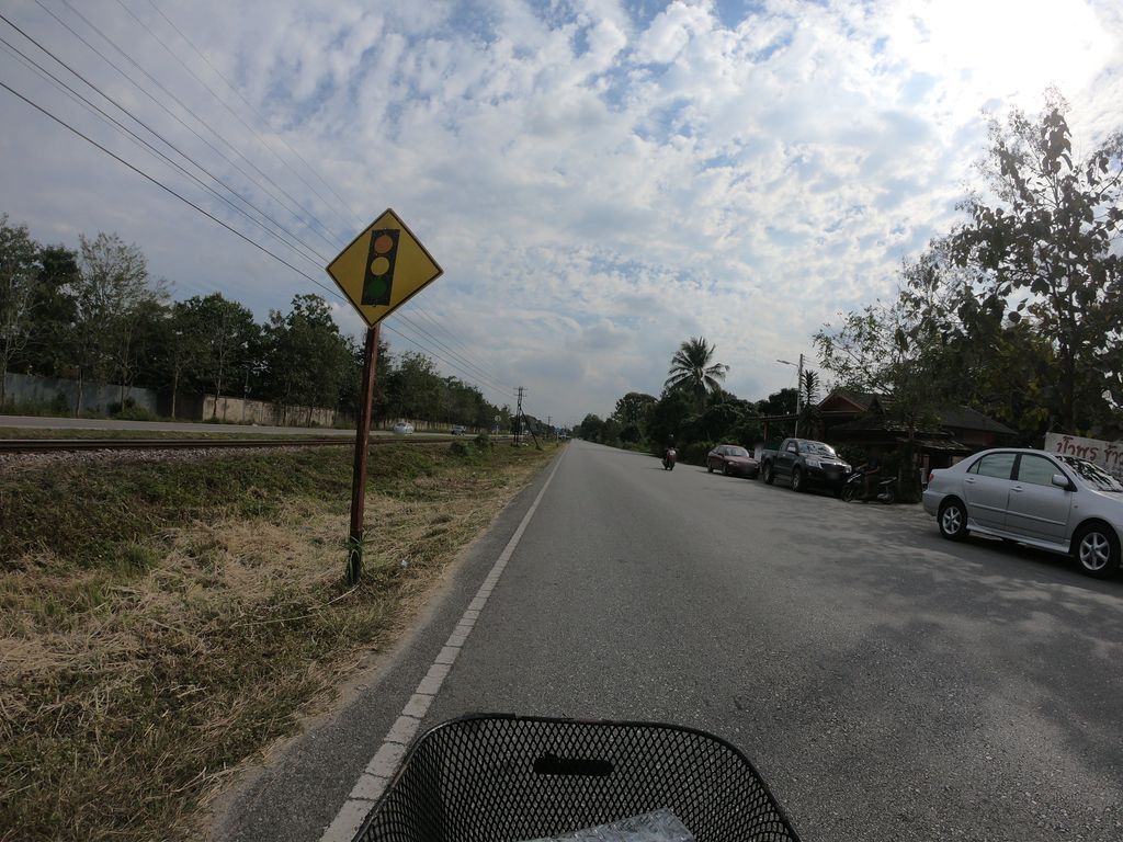 ภาพถนนตรงที่ ข้าวซอยป้าพร ตั้งอยู่ ถ่ายโดย chanuwath_grab พ.ศ. 2562 (2019) · A street-level view of where ข้าวซอยป้าพร · Khao Soi Papra stands, by chanuwath_grab in 2562 (2019)