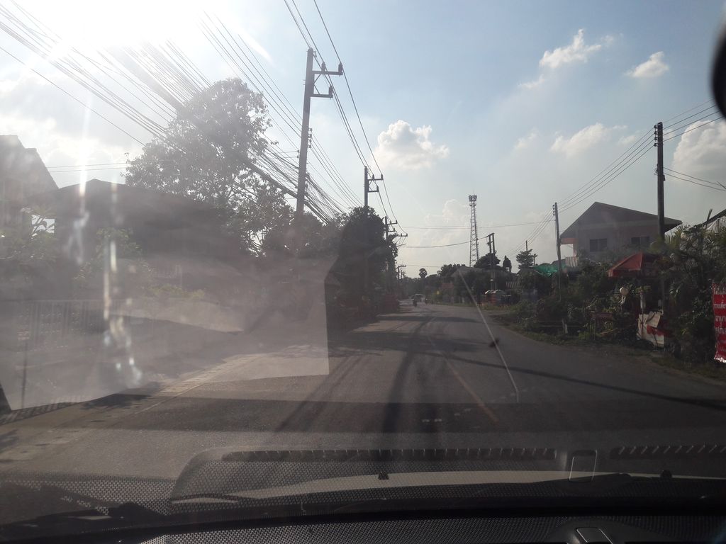 ภาพถนนตรงที่ ครัวยิ้มแย้ม ตั้งอยู่ ถ่ายโดย noochjaree พ.ศ. 2561 (2018) · A street-level view of where ครัวยิ้มแย้ม · Khruayimyaem stands, by noochjaree in 2561 (2018)