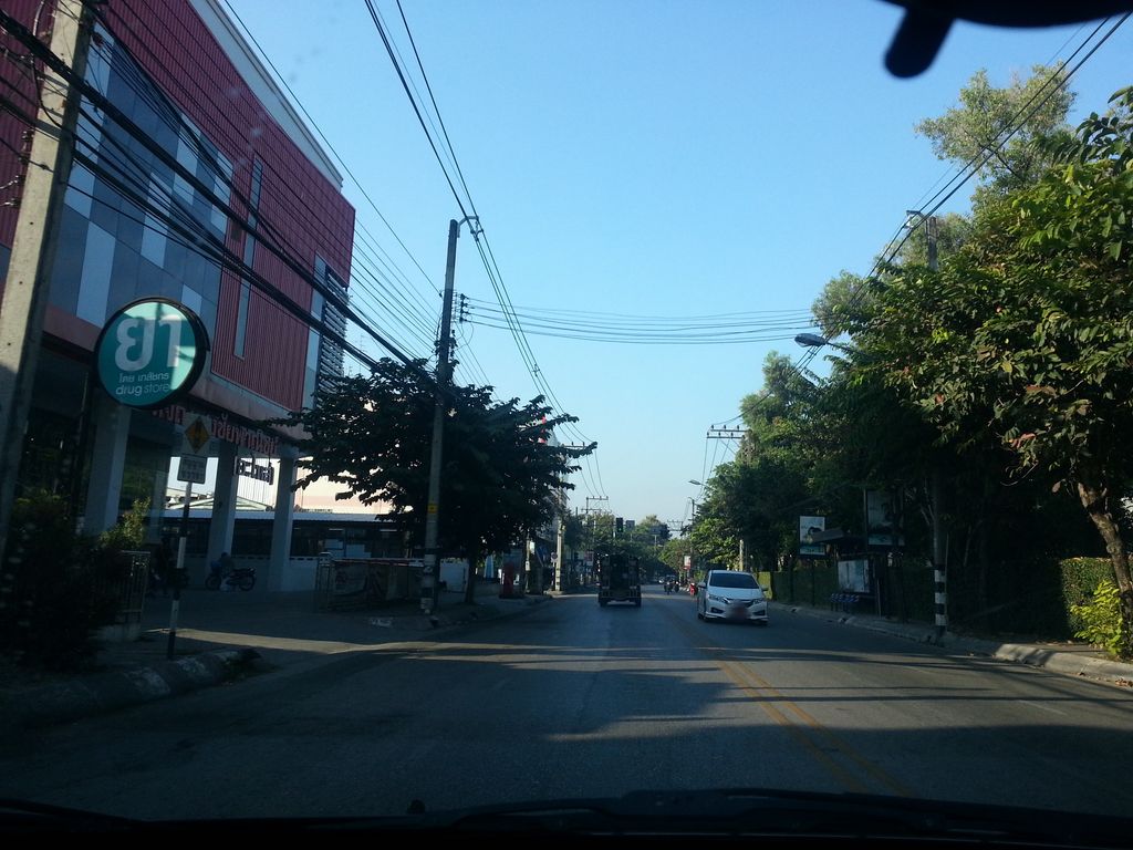 ภาพถนนตรงที่ ตือคาโคหน้าปริ้นส์ ตั้งอยู่ ถ่ายโดย mishari พ.ศ. 2557 (2014) · A street-level view of where ตือคาโคหน้าปริ้นส์ · Tue Kha Kho Naprin stands, by mishari in 2557 (2014)