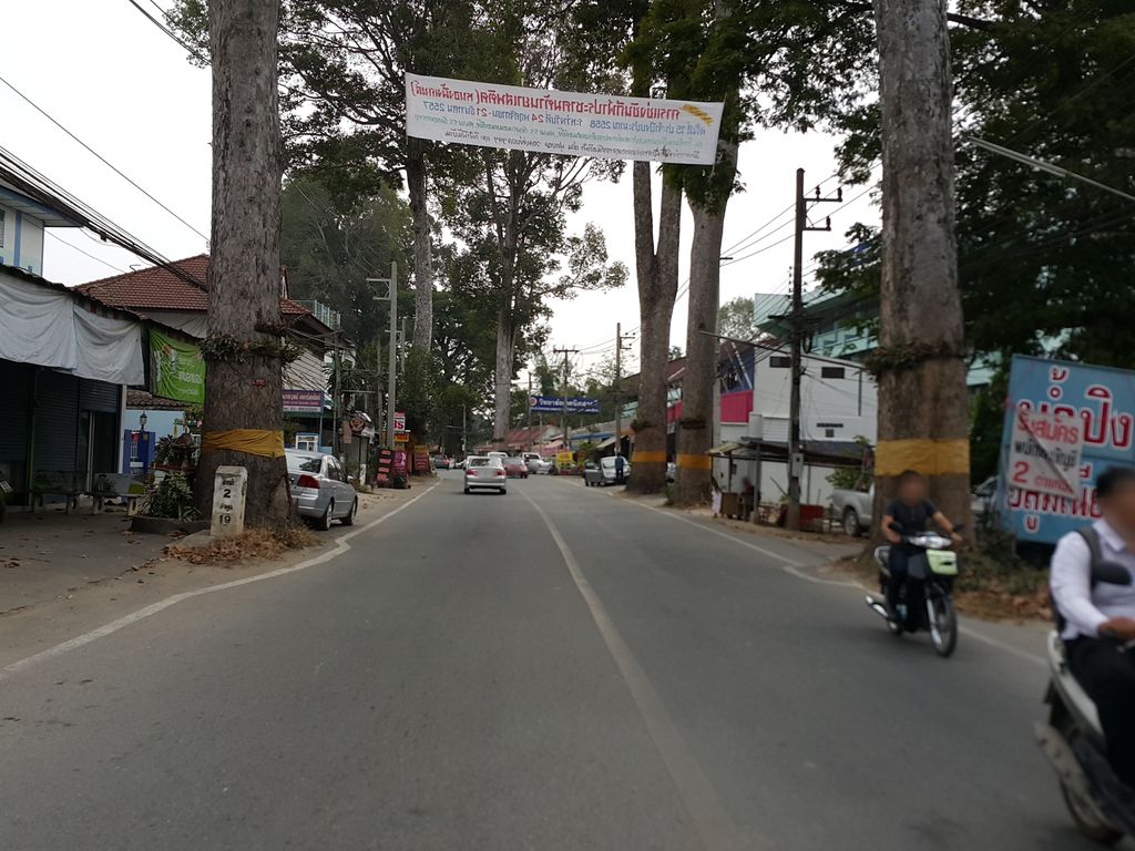 ภาพถนนตรงที่ ฮัก พิซซ่า ตั้งอยู่ ถ่ายโดย jrcarlsen พ.ศ. 2557 (2014) · A street-level view of where ฮัก พิซซ่า · Hak Pizza stands, by jrcarlsen in 2557 (2014)