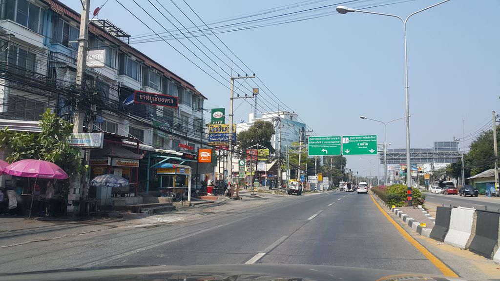 ภาพถนนตรงที่ เฮียไช้ โจ้ก ข้าวต้ม ตั้งอยู่ ถ่ายโดย jrcarlsen พ.ศ. 2560 (2017) · A street-level view of where เฮียไช้ โจ้ก ข้าวต้ม · Hiachai Chok Khaotom stands, by jrcarlsen in 2560 (2017)
