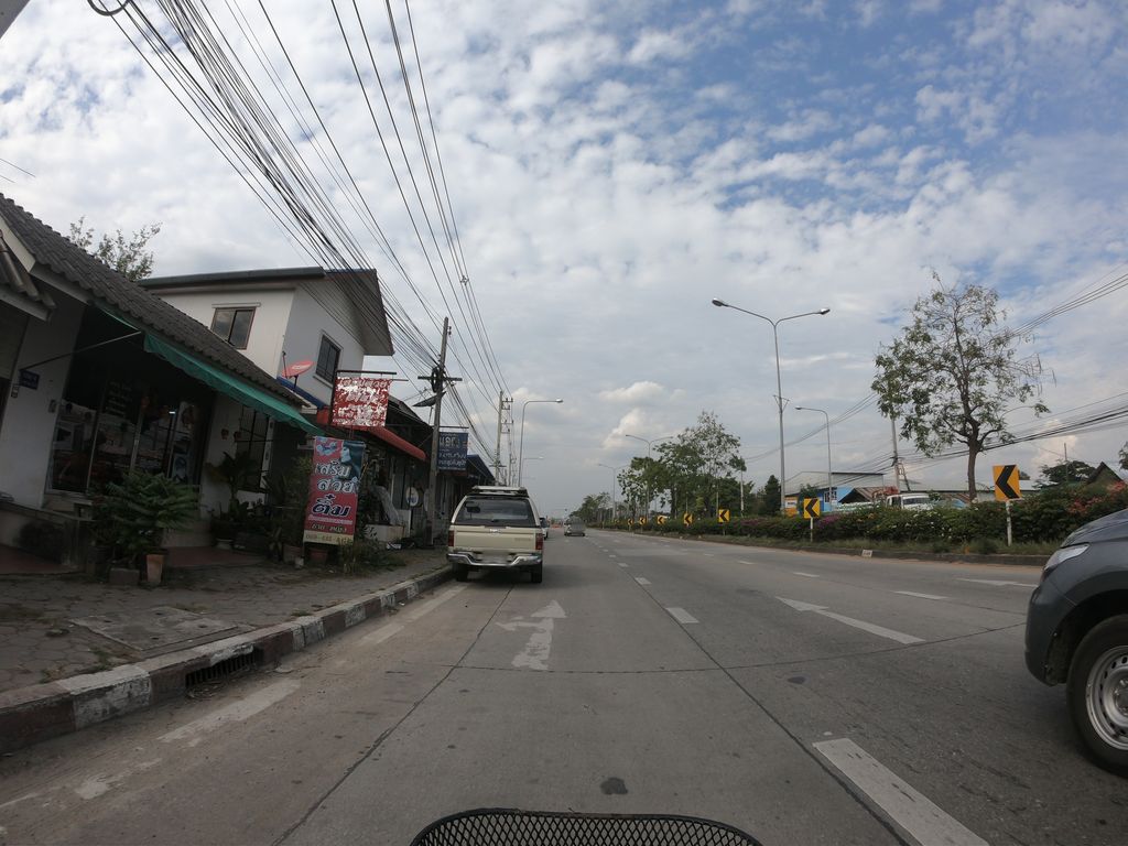 ภาพถนนตรงที่ Monkey-Bar 19 ตั้งอยู่ ถ่ายโดย chanuwath_grab พ.ศ. 2562 (2019) · A street-level view of where Monkey-Bar 19 stands, by chanuwath_grab in 2562 (2019)